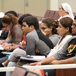 Imagen de Estudiantes de UPRH en conferencia en el teatro